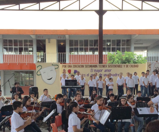 Llevan música a escuelas Llevan música a escuelas
